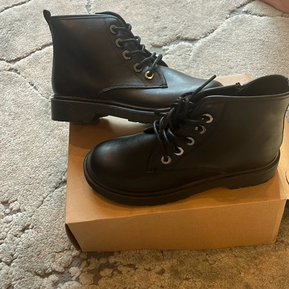 !!New!! Steve Madden girls combat boots
